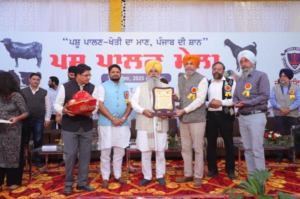 Shri Gurmeet Singh Khuddian, the Cabinet Minister, receiving an Honour  from Dr. Jatinder Paul Singh Gill, Vice Chancellor